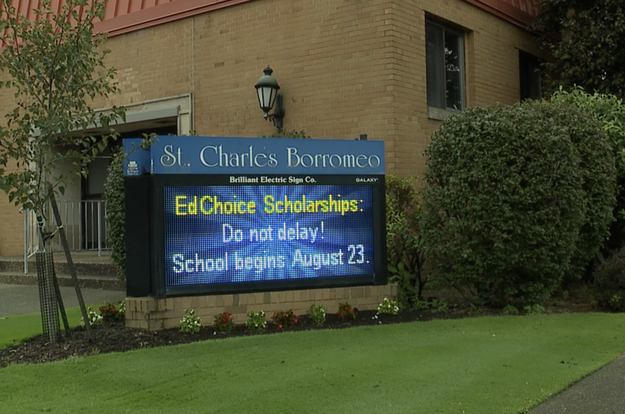 escuela de st  Charles Borromeo en Parma, Ohio, anuncia la disponibilidad de vales EdChoice para estudiantes.