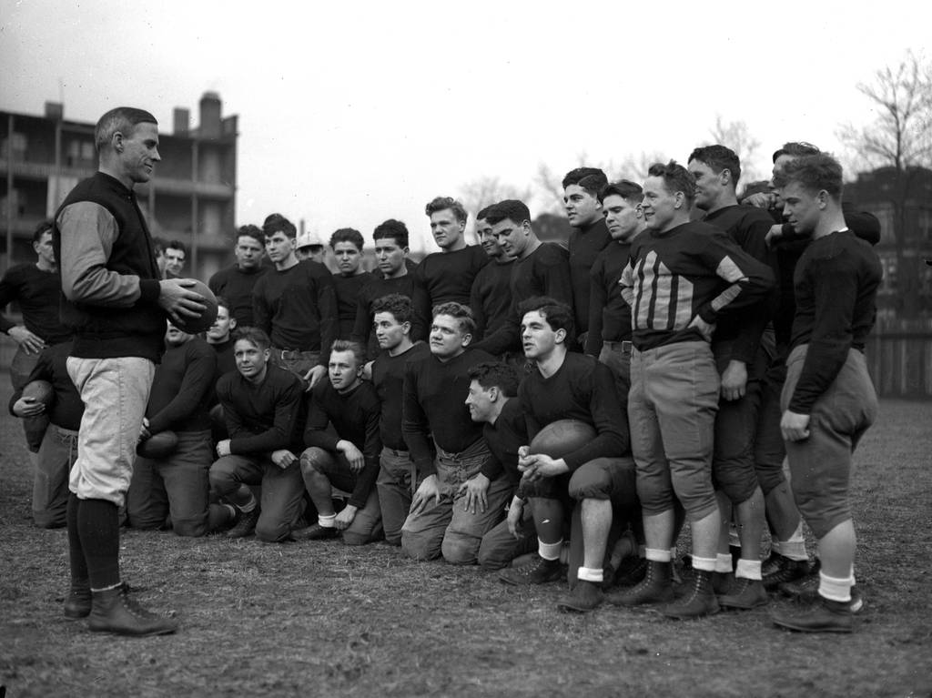 Clark Shaughnessy, a la izquierda, fue el último entrenador de fútbol de la Universidad de Chicago antes de que cerrara el programa en 1939. Shaughnessy, que se muestra aquí con el equipo de 1933, fue pionero en la innovación ofensiva de la formación en T.