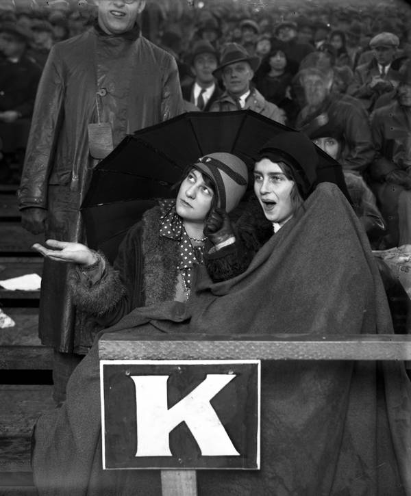 Edna Waldvogel y Merritt Jennings ven un partido de fútbol bajo la lluvia y el frío en Stagg Field, alrededor de 1928. 