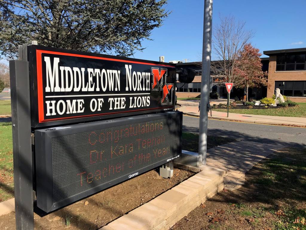 Esta foto de archivo del 16 de noviembre de 2020 muestra el exterior de la escuela secundaria Middletown North. 