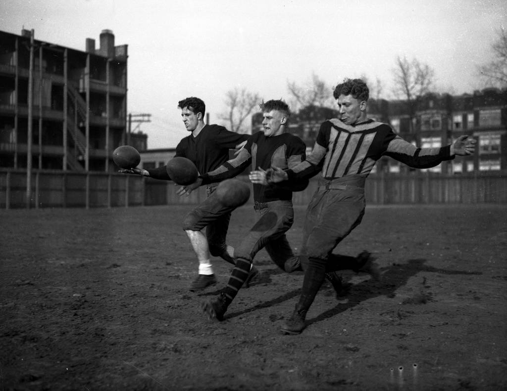 El capitán Donald Birney, Bennie Johnson y PJ Jaigo durante la práctica de fútbol de entrenamiento de primavera para la Universidad de Chicago, alrededor de 1932. 