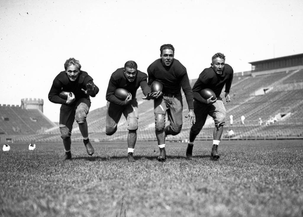 Ewald Nyquist, de izquierda a derecha, Ned Bartlett, Warren Skoning y Jay Berwanger del equipo de fútbol de la Universidad de Chicago, alrededor de 1936.